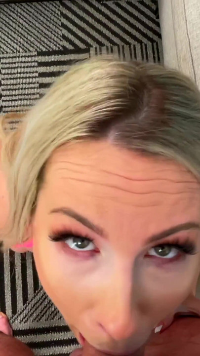 Bunny Madison ima osjetljivu pičku i šupak koji treba prstiti