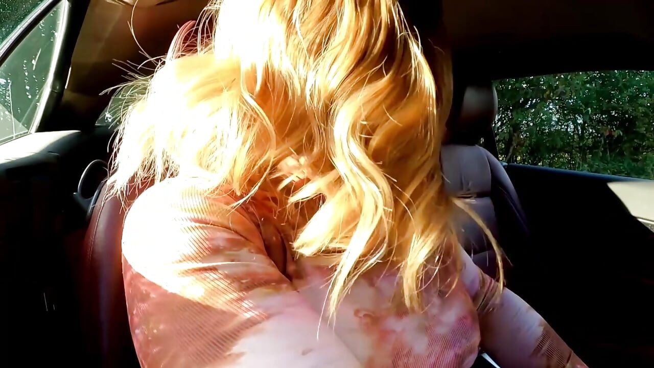 Crossdresser Kellycd2022 out for a drive down the lanes