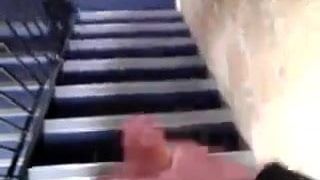 Sega nella tromba delle scale