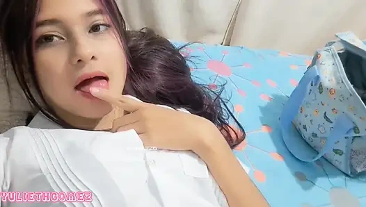 Aku lagi asik masturbasi memek ayah mertuaku yang lagi sange!