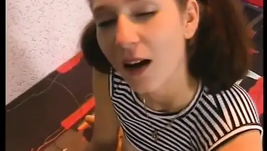 Süße brünette gefistet und mit dildo gefistet