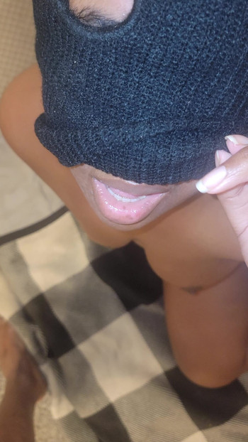 Μυστηριώδης μαύρη βυζαρού καταπίνει φορτίο από μεγάλο μαύρο πούτσο