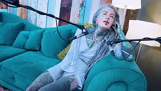 J - Jelousy hakkında konuşuyorum - asmr podcast sfw konuşuyor gotik sıska kız dreadlocks dövmeli model dövmeli kız