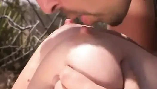 Горячая сексуальная грудастая девушка наслаждается большим толстым членом