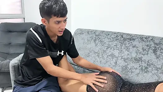 Genç ve çekici masajçı, küçük müşterisinin karısına sert bir sevişme yapıyor. Gerçek Ev Yapımı Sekste Olana Kadar