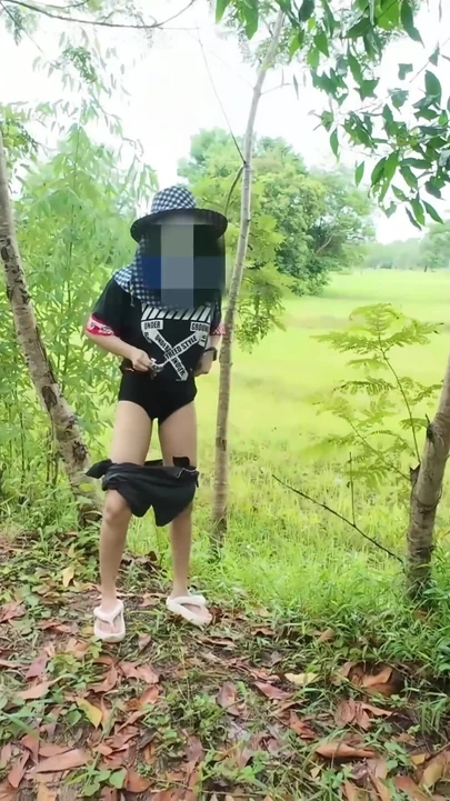 Momen epik dari "gadis-gadis Thailand berjalan di pinggir jalan sambil pamer suara thailand yang jernih"