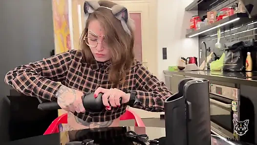 Mari galore packt eine fickmaschine mit ihrem freund aus