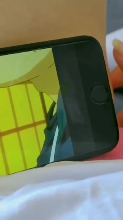 Momento inolvidable de "En primer plano, linda estudiante tocando su coño mientras ve orgasmo hentai de la mañana"