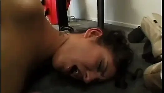 Brünette mit einem schönen körper wird auf einem stuhl gefickt