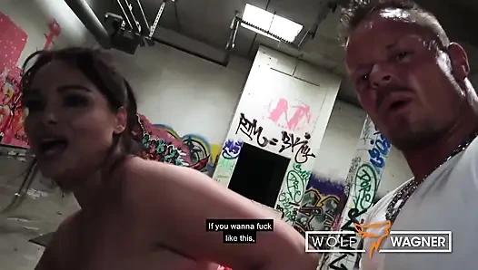 Рискованный горячий секс в заброшенном месте с шаловливой милфой-брюнеткой