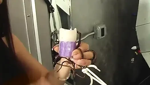 Kalçalı bdsm sahibe adamın yakalı yüzünü halatlıyor ve bağlı yarağını çekiyor