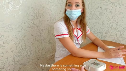 Milf dokter probeert een onconventionele behandelmethode te gebruiken - neemt de pik van de patiënt in de mond en krijgt een enorme creampie