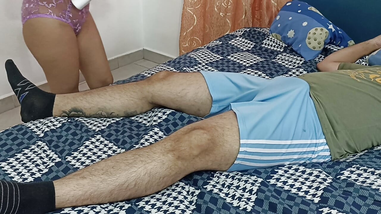 Intră în camera ta să-ți pui loțiune și sfârșești cu pula ta în gura mea.