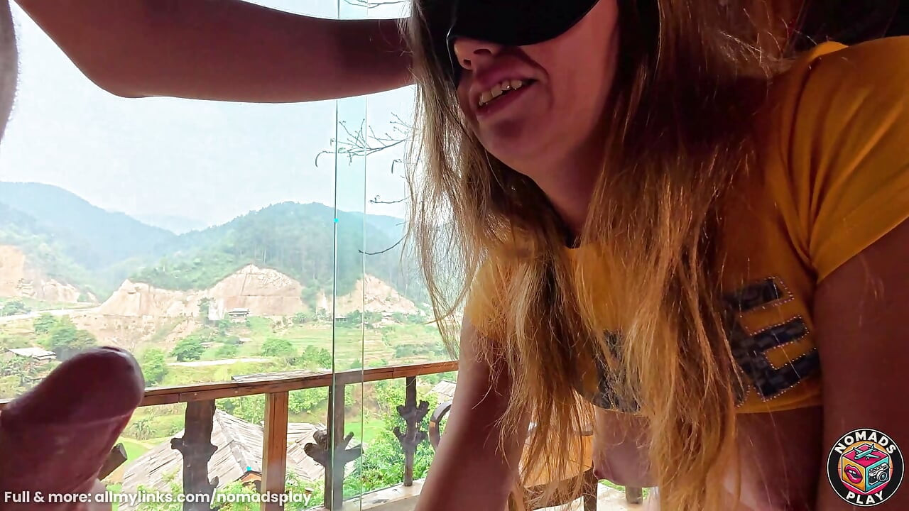 Chica Campesina Caliente Chupa Polla en Cabaña Acogedora con Vista a las Colinas