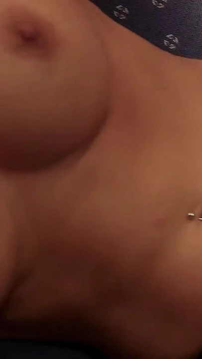 "uçakta lezbiyen sekste iki seksi uçuş görevlisi Gemma Massey ve Linsey'den çarpıcı an"