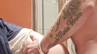 Keldai bercinta di bilik mandi