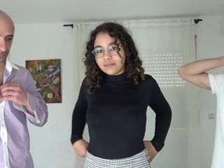 Adolescenta marocană Lily are parte de o mulțime de pule pentru sexul ei în grup