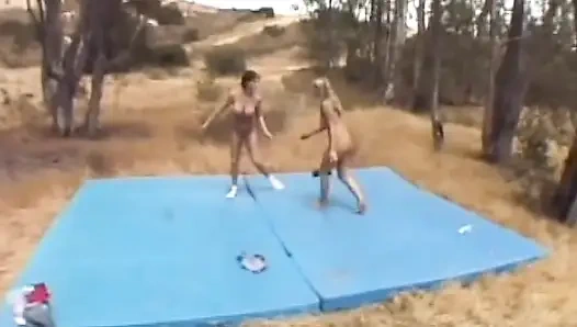 Sexy französische schätzchen haben heiße lesbische outdoor-action