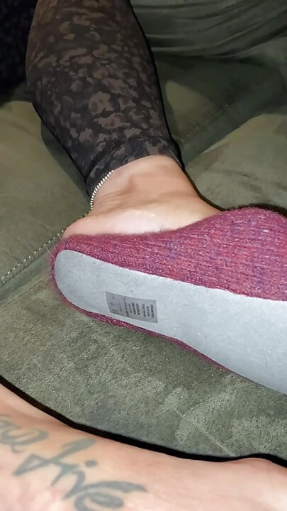 Incrível madrasta Gwen faz humor em seu estranho fetiche por pés com tesão: jogo quente de chinelo suado e doce