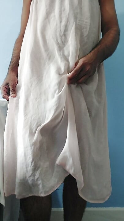 Masturbándome con una falda de gasa de seda rosa transparente y mojada