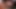 セクシーな女の子が足を広げ、巨大なペニスがコンドームをつけたまま彼女の秘部を突く