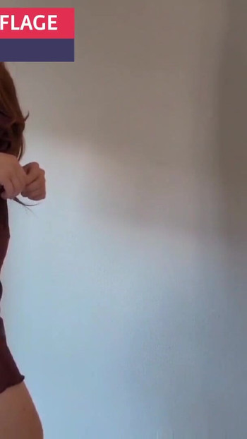 Ikoniskt ögonblick från "Brevbäraren har ett enormt paket! Italiensk fru cuckolds sin man kurir"