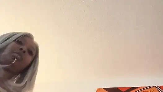 Соло-грудастая чернокожая - шоу с подпрыгивающими большими сиськами