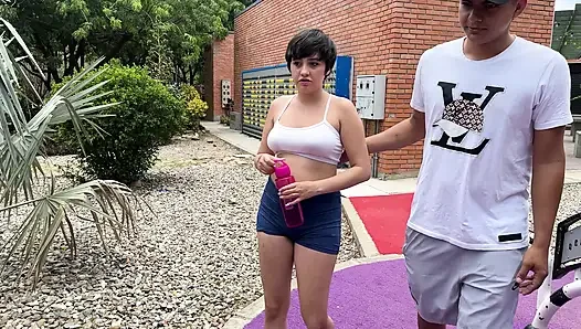 Adik tiri latinaku yang seksi minta aku ajarin dia main xylophone tapi dia belajar nyepong kontol besarku