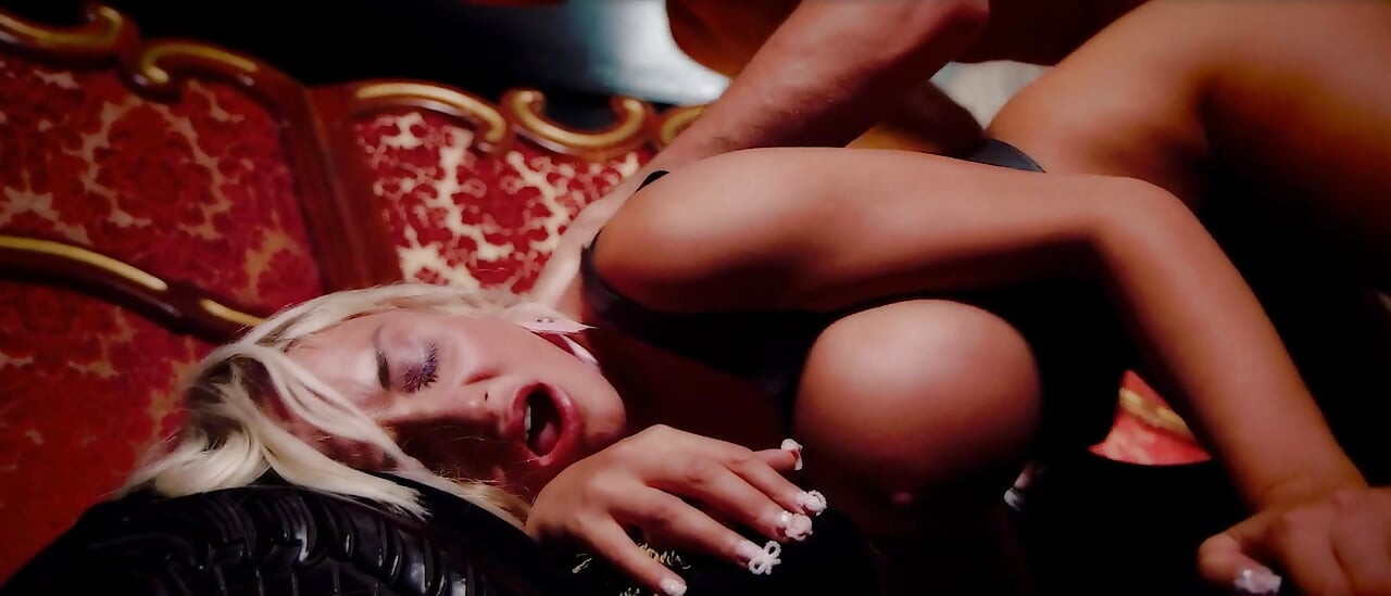 Ateşli deri giysiler sizi gelmeye teşvik ediyor