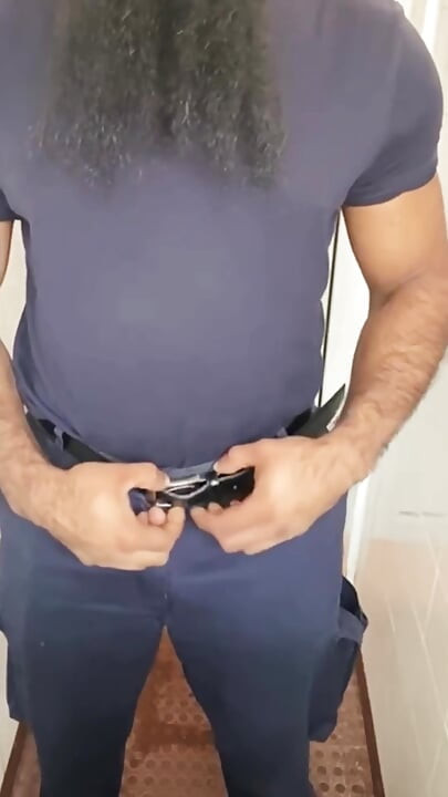 Sakallı ve dayanıklı adam mastürbasyon yapıyor ve boşalıyor