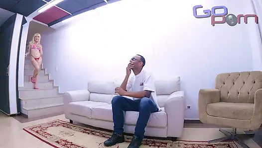 The Naughty Girl Always Wanted to Give It to the Cocky Guy, with No One at Home, She Sat on the Giant Cock