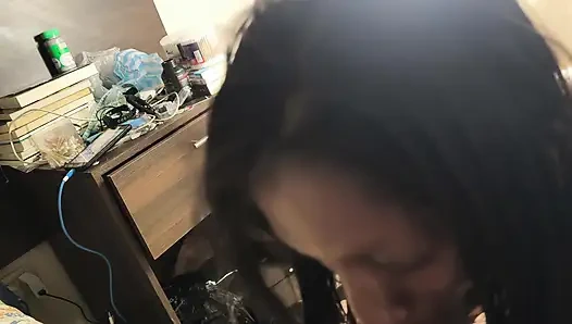 O bir sokak satıcısı, biraz sikimi emiyor