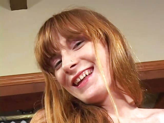 Chica pálida flaca satisface una polla mayor