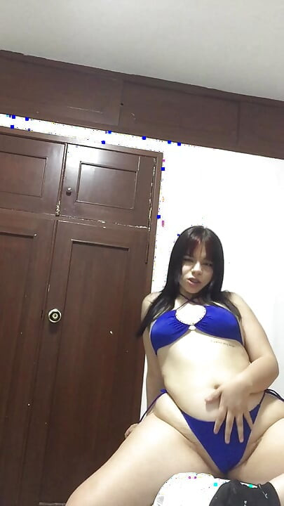 Tôi khiêu vũ gợi cảm và kết thúc trong cực khoái tuyệt vời với máy rung của tôi.