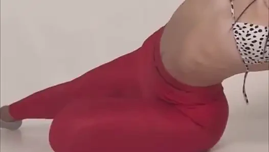 йога в красных тугих леггинсах