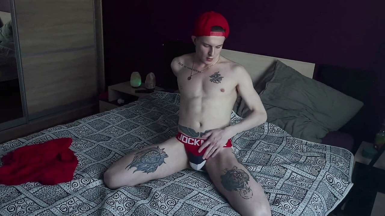 Athletic Twink oddał się swojemu dorosłemu ojczymowi, posłusznie poruszając się na swoim kutasie