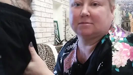 Stiefmutter-blowjob von einer reifen prallen schwiegermutter