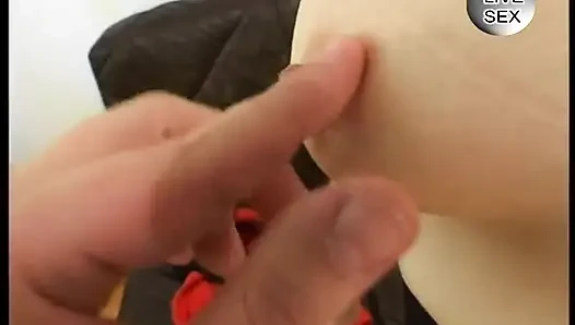 Kızıl saçlı kadın emiyor ve döl yiyor