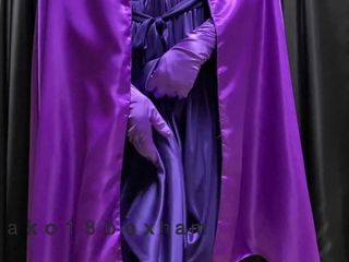 Masturbation avec une robe violette et un manteau en satin violet