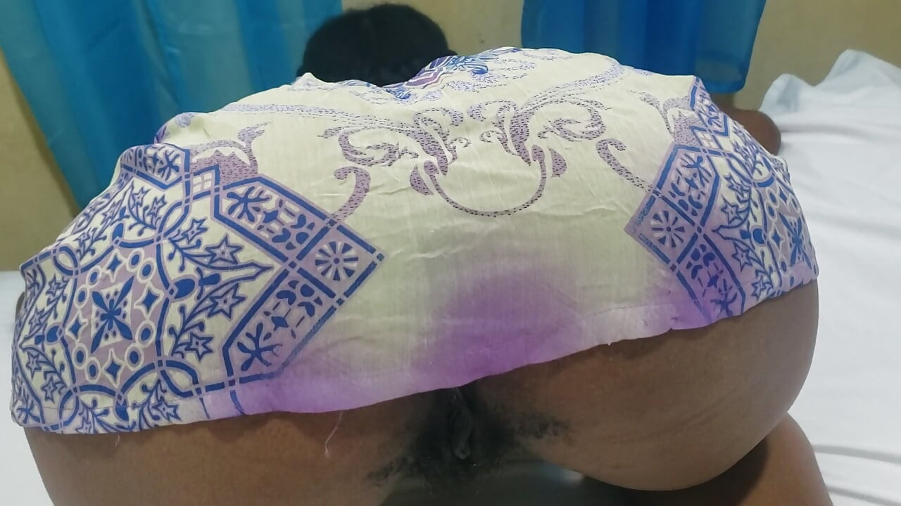 Une femme vous montre le véritable sens de l’abandon absolu que son corps naturel est complètement dévoré