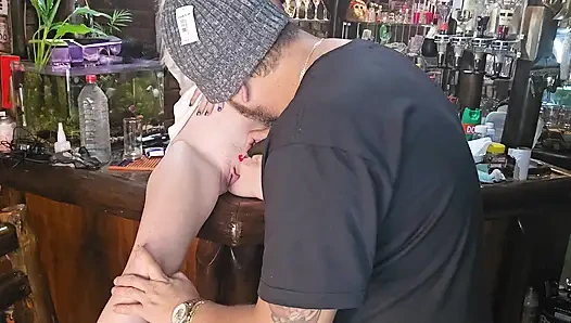 18 yaşındaki üvey kız kardeşim amcık dövmesi istedi, hatta klitorisini karanlıkta parıldattırdım ve azdı