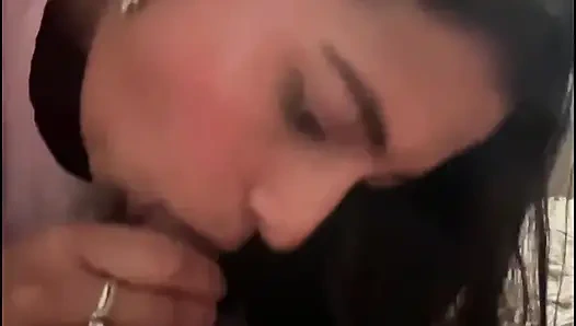 Красивая Индийская Женщина С Красивым Лицом Сосёт Член, А Потом Её Трахают, У Неё Впечатляюще Большая Попка