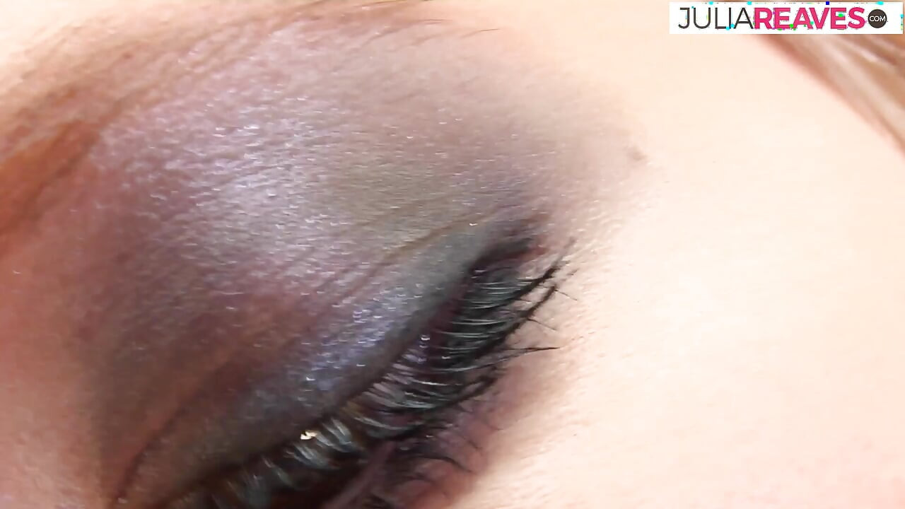 Divorced MILF helps herself to orgasm with a giant dildo