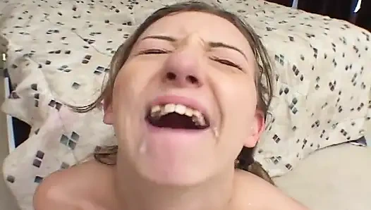 İki büyük yarak bu azgın bebeğin sikiş deliklerine giriyor