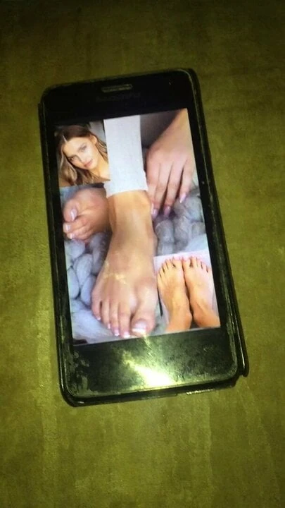 KAROLINA PISAREK SEXY FEET CUMSHOT