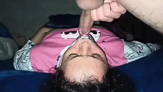 Olgun orta yaşlı seksi kadın oğlunun arkadaşı için yarak emmeyi ve göt yalamayı seviyor