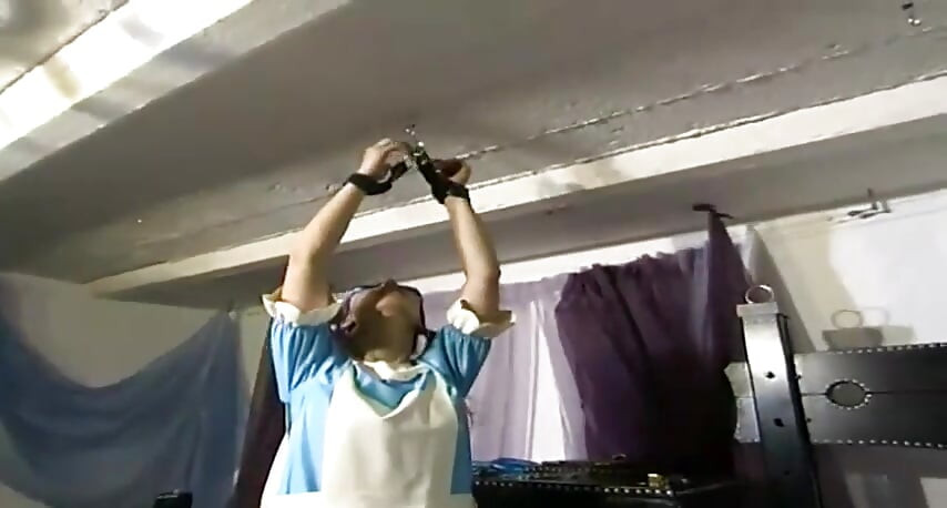 Pembantu rambut cokelat diikat