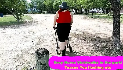 Сексуальная медсестра Вики идет в парке, светит и соблазняет тебя