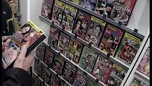 Gadis pirang cantik dientot oleh beberapa pria terangsang