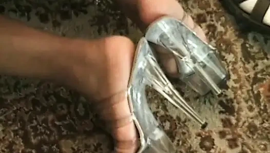 Фигуристую чернокожую сучку долбит черный ебарь, пока он пихает дилдо в ее задницу